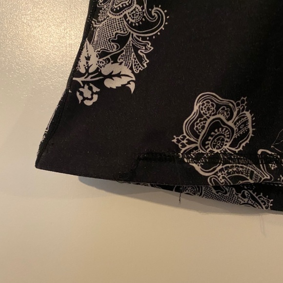 Black and white lululemon tank top - Picture 4 of 4